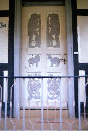 Eingangstür des Hauses Nr.13a ; 6 Felder mit Figurendarstellungen, darunter Hunde, wilde Jäger, Vögel