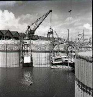 Hilfskonstruktionen zur Errichtung eines Großbunkers für deutsche U-Boote im Hafen von Saint-Nazaire an der französischen Atlantikküste