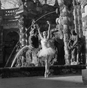 Ballerina im Nymphenbad des Dresdner Zwingers