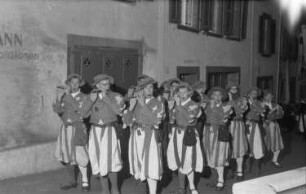 Basel (Schweiz): Clique-Flötenspieler in historischer Tracht