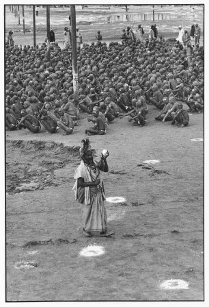 Allahabad. Gläubige mit Sadhu