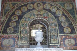Kapellenausstattung mit Mosaikzyklus — Bogen mit imagines clipeatae von Christus und den Aposteln sowie der Madonna und Heiligen