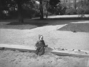 Kleiner Junge in einem Sandkasten