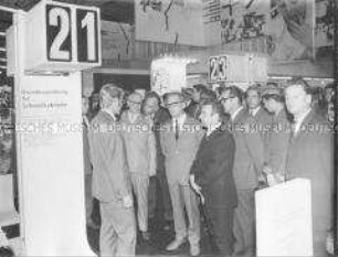 Erich Honecker besucht die Interscola 1971 in Leipzig