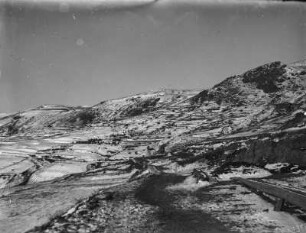 Berglandschaft : Blick über eine winterliche, von Erosion geformte Landschaft