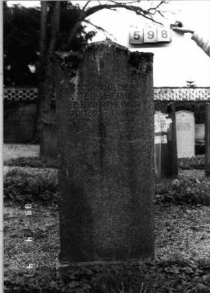 Grabstein 598 (Index: 100088794) Material: gelber Sandstein (?) Maße HxBxT: 153x60x18 cm: Grabstein 598