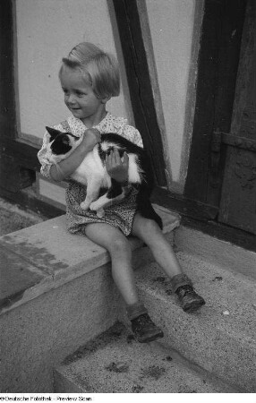 Mädchen mit einer Katze
