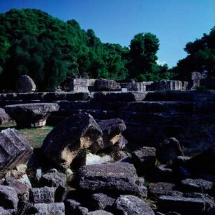 Olympia, Altis. Zeus-Tempel. Säulenreste vor der Südwestecke