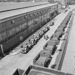 Neue Lastkraftwagen auf dem Werksgelände von Borgward in Bremen-Sebaldsbrück