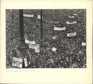Atomwaffengegner bei einer Demonstration am 17. April 1958 vor dem Hamburger Rathaus