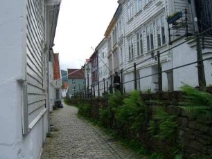 Bergen: Straßenzug mit Holzhäusern