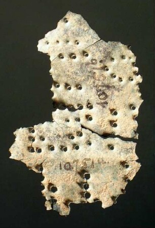 Zwei anpassende Plättchen mit unleserlicher griechischer Inschrift