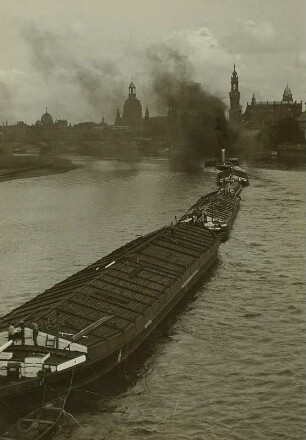Dresden. Blick von der Marienbrücke auf die Elbe mit Schleppzug