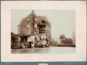 Das vom Hochwasser am 30./31. Juli 1897 zerstörte Haus des Bäckermeisters Oelsner am Weißeritzufer in Deuben (Freital)