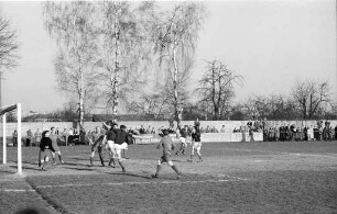 Fußballspiel des Fußballvereins Baden-Baden vermutlich gegen den Karlsruher Fußballclub Frankonia.