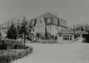 Hellerau (Dresden-Hellerau), Dresdner Straße (Am Hellerrand). Wohnhaus mit Laden. Eckansicht