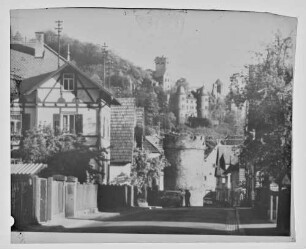 Rundturm in Kreuzwertheim, im Hintergrund Burg Wertheim