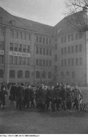 Dresden, Cotta, 34. Bezirksschule, sogenannte Rübezahlschule (ab 1959 34. POS Dresden): Schulgebäude: kriegszerstört, als Ruine und nach dem Wiederaufbau 1950. Im Gebäude wurde die erste Frauendienststelle eingerichtet, April 1950