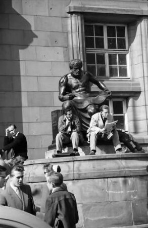 Freiburg: Haupteingang Universität mit Studenten am Sockel der Aristolteles-Statue