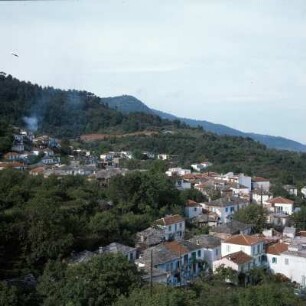 Thasos, Potamiá. Oberdorf : Thasos, Potamiá. Oberdorf. Hausdächer mit Marmorschindeln gedeckt