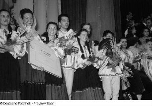 Tänzer des Rahmenprogramms zur Leipziger Herbstmesse 1954 bei der Entgegennahme von Auszeichnungen