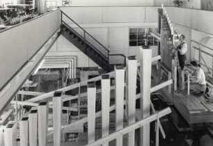 Bau Viermanualige Orgel für die Hauptsynagoge in Budapest op. 1121 : Dresden-Neustadt. Jehmlich Orgelbau Dresden GmbH. Montagesaal mit Galerie. Werkstattmontage der Orgel für die Hauptsynagoge in Budapest IV/64 (op. 1121). Aufpassen der Holzpfeifen auf die Windlade