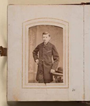 Albumseite mit Knabenbildnis : Familienalbum in lutherischer Familientradition. Ledereinband, goldgeprägt mit Metall-Leder-Schließe, Goldschnitt; 14,5 x 11,5 x 3 cm (um 1890/1900): Dresden: SLUB/DF 2017.A.351