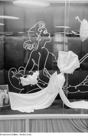 Damennachtwäsche in einer Vitrine auf der Leipziger Herbstmesse 1954