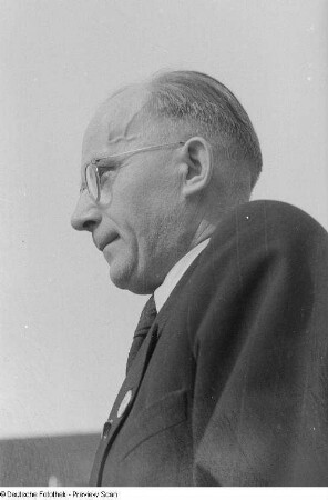 Porträt eines Mannes auf der "Opfer des Faschismus - Friedenskundgebung"
