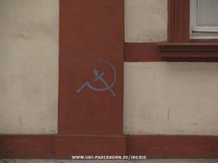 {HAMMER UND SICHEL} | {ROTER STERN}