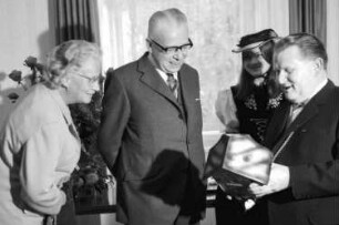 St. Blasien: Rathaus; Bürgermeister Gießler überreicht Blumen und Uhr