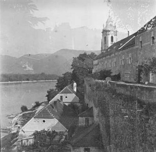 Dürnstein : Wohngebäude Dürnsteins. Links davon die Donau. Rechts Klostergebäude.