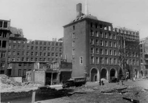 Hamburg-Altstadt. 1948 Das während des 2. Weltkrieges teilweise zerstörte Pressehaus (heute Helmut Schmidt Haus) wird wieder aufgebaut.