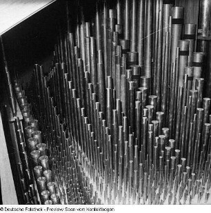 Kreuzkirche, Orgel, Spieltisch, Pfeifenwerk. Kreuzchor unter Leitung von Martin Flämig ab 1971. Hofkirche, Orgel von Silbermann, vollendet von Hildebrandt