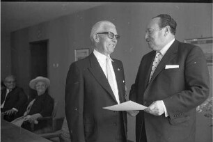 Verleihung des Bundesverdienstkreuzes an den Ehrenobermeister der Malerinnung Karlsruhe Kurt Haag.