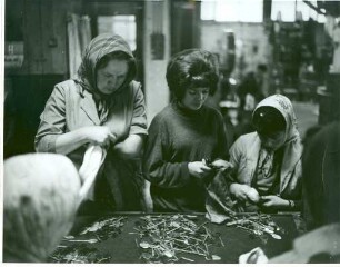 Arbeiterinnen bei der Herstellung von Löffeln, Sheffield