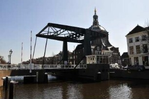 Leiden - Zugbrücke : Zugbrücke einer über eine Gracht führenden Straße, aufgenommen in Leiden am 6. April 2010