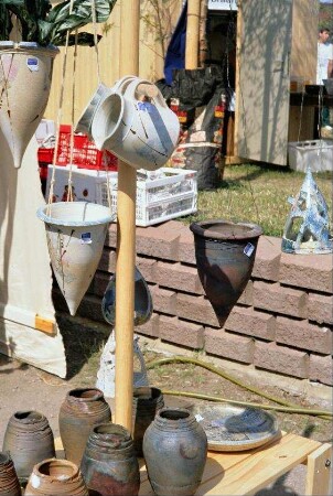 Bürgeler Töpfermarkt: Detail Verkaufsstand mit Raku-Keramik (spezielle Brenntechnik)