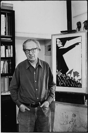 Der Grafiker Herbert Sandberg in seiner Wohnung vor seinen Werken