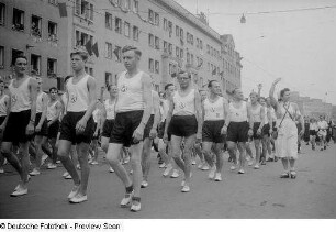 Sportler während einer Parade auf der Straße der III. Weltfestspiele (heutige Jahnallee)