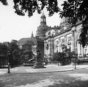 Dresden. Blick vom Belvedere über den Georg-Treu-Platz zur Frauenkirche, im Vordergrund Gottfried-Semper-Denkmal, rechts Teil des Ausstellungsgebäudes des Sächsischen Kunstvereins