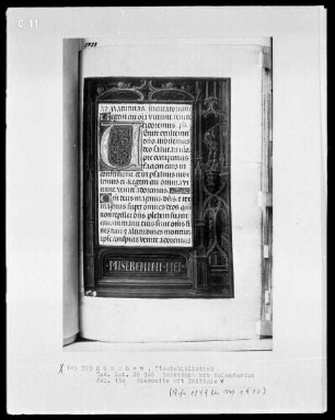 Gebetbuch mit Kalendarium — Initiale V und Vollbordüre, Folio 130recto