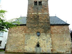 Sachsenhausen-Stadtkirche-Ansicht von Westen mit Kirchturm mit Langhausansatz (beim Ausbau an den Kirchturm vorgezogene Anbauten) in Übersicht