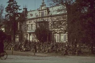 Zweiter Weltkrieg. Baarn. Wartende Truppe der Deutschen Wehrmacht mit Marschgepäck vor der Villa Peking (1890)