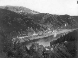 Schmilka (Bad Schandau-Schmilka). Stadtteilansicht mit Hirschmühle (vorn). Blick über die Elbe nach Osten gegen den Großen Winterberg