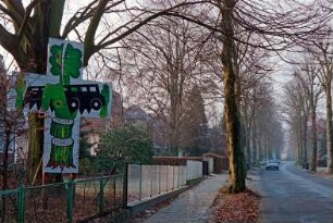 Tremsbütteler Weg: vor Nr. (66): Protestplakat gegen Abholzung von Bäumen: Vorgärten, Gartenzäune, Gartenhecken, Fußgängerweg, Straße, beiderseits Straßenbäume