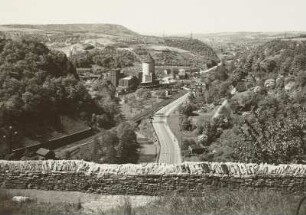 Plauenscher Grund (zwischen Dresden-Plauen und Freital-Potschappel). Blick von der Begerburg talaufwärts gegen Alten Wasserturm und Windberg