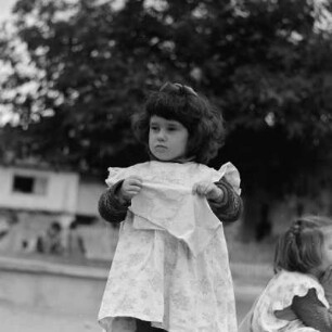 Kinder spielen im Kinderheim der Ortschaft Peruschtiza