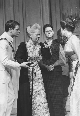 Szenenbilder aus "Der Mann mit dem Gewehr", Schauspiel von Nikolai Pogodin. Deutsches Theater Berlin, 12.10.1962