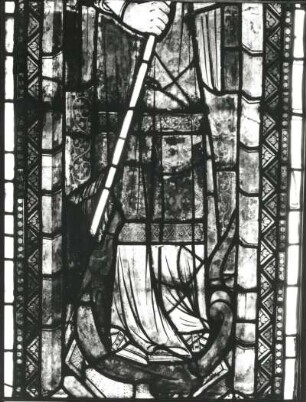 Erzengel Michael. Glasmalerei, um 1340/1350. Ausschnitt: Gewand des Erzengels. Mühlhausen, Pfarrkirche Sankt Blasius s III (6-7 b). Ausstellung "Mittelalterliche Glasmalerei in der DDR", Angermuseum Erfurt 1989/1990. Kat. Nr. 26